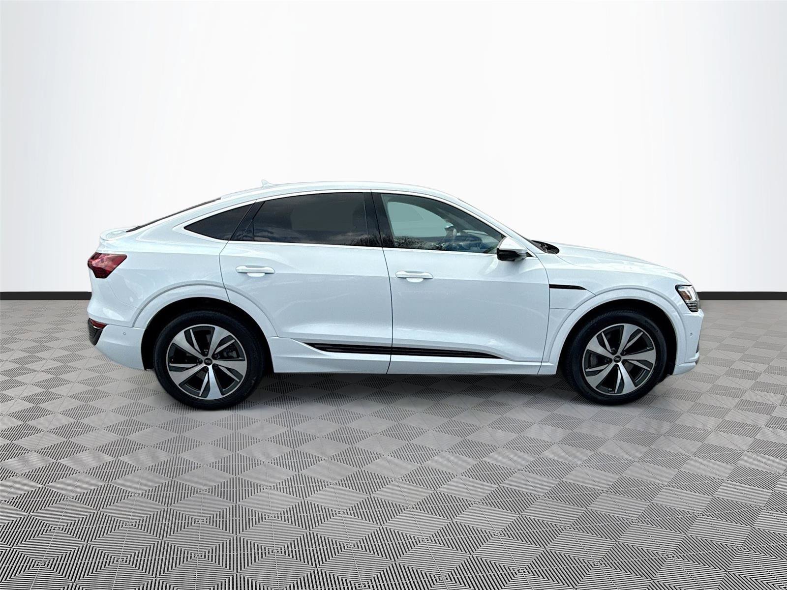 Certified 2024 Audi Q8 e-tron Premium Plus w/ Premium Plus Package image 8