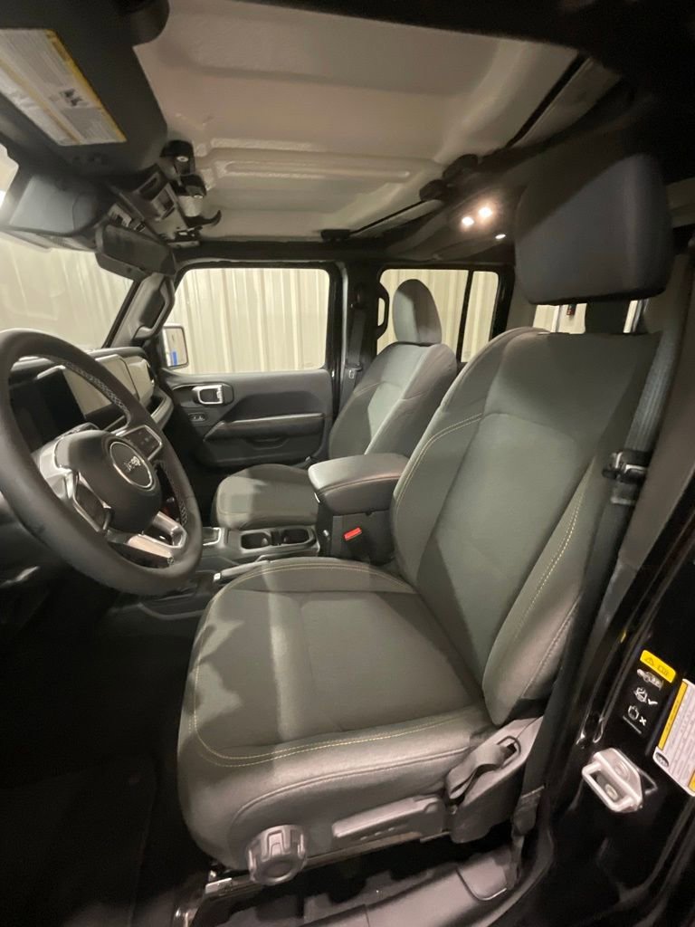Used 2025 Jeep Wrangler Unlimited Sahara image 10