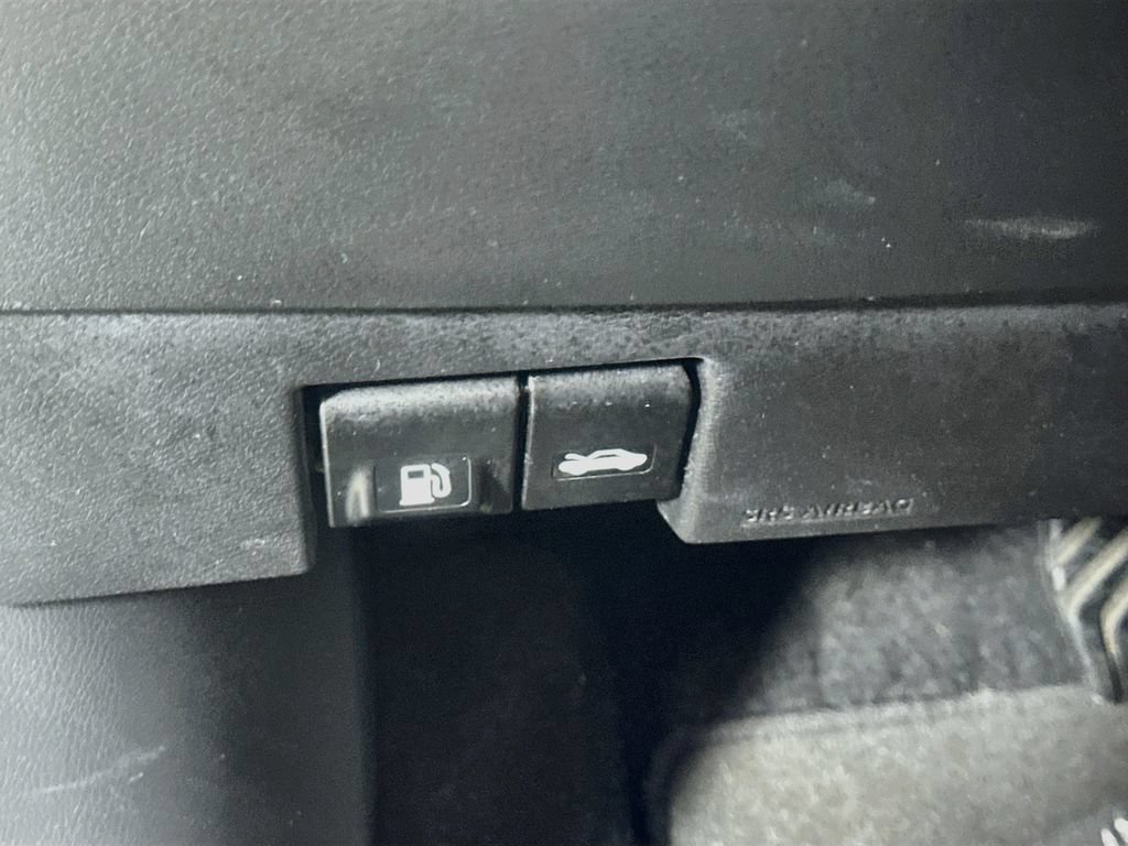 Used 2025 Nissan Versa SR FWD image 21