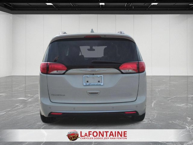 Used 2017 Chrysler Pacifica Touring-L Plus FWD image 4