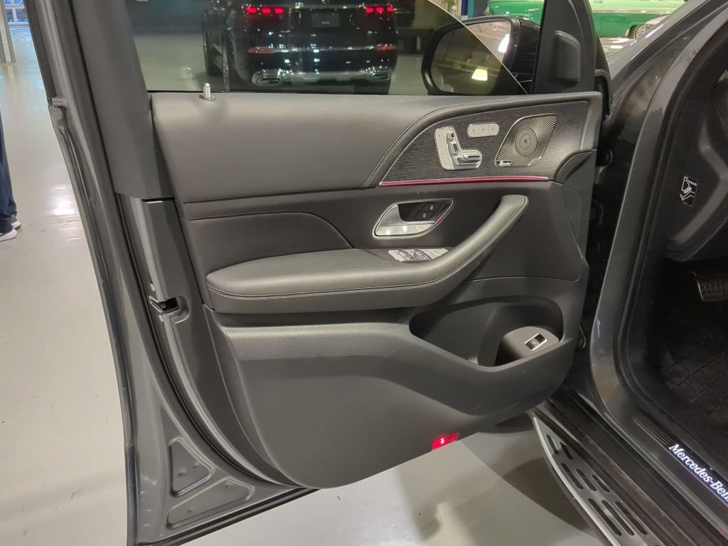 Used 2025 Mercedes-Benz GLS 580 4MATIC image 11