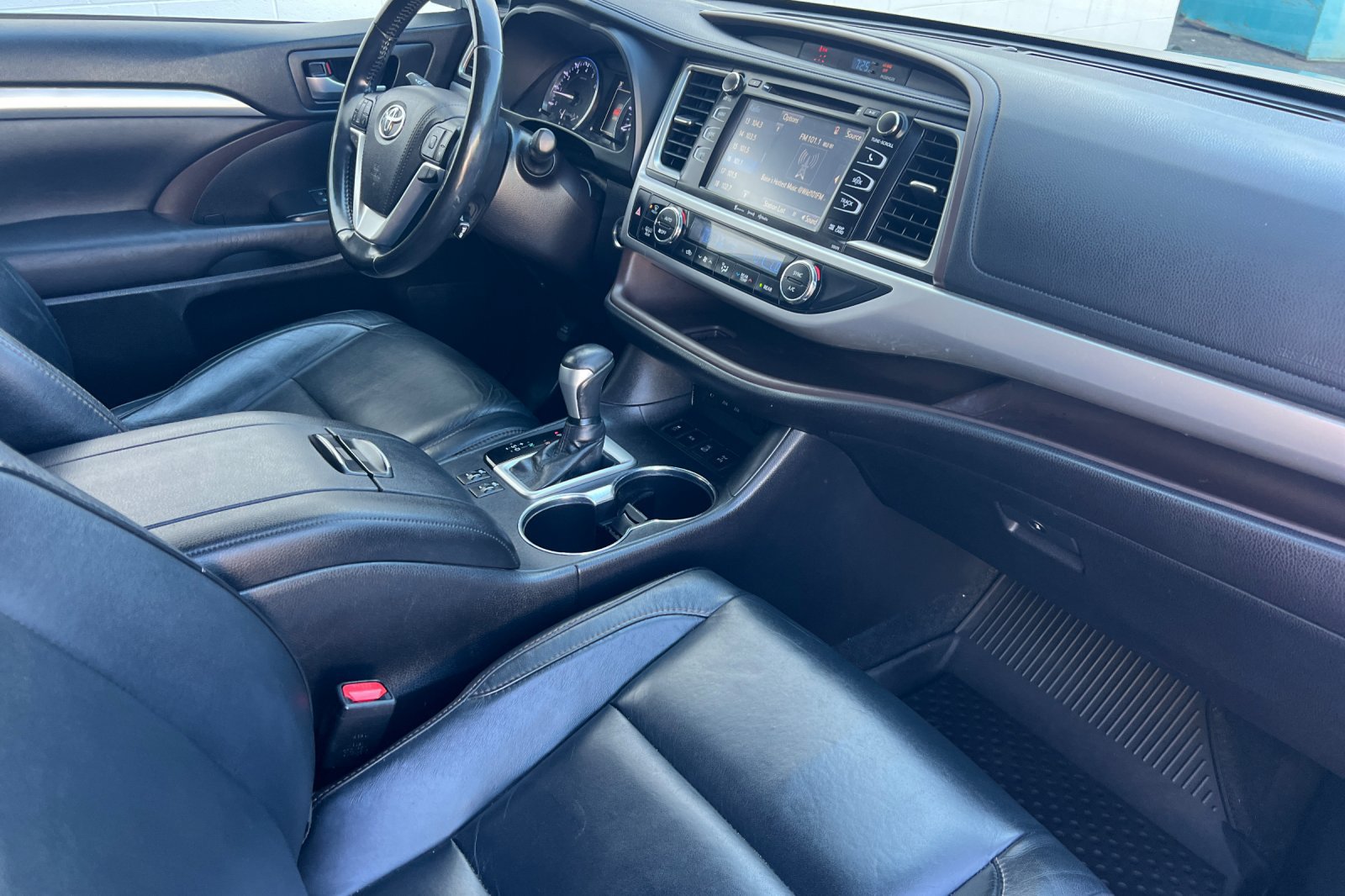 Used 2018 Toyota Highlander XLE AWD/4WD image 14
