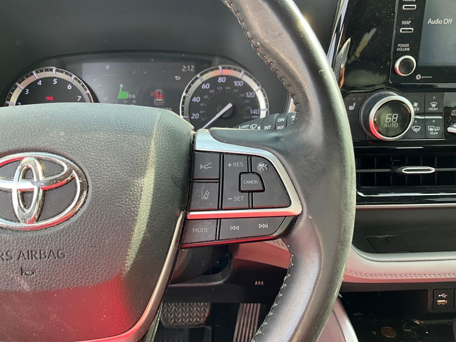 Used 2022 Toyota Highlander XLE AWD/4WD image 11