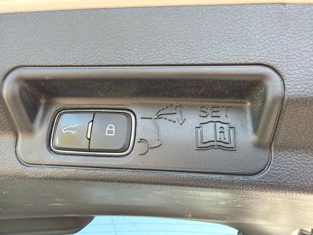 Used 2021 Ford Explorer XLT w/ Equipment Group 202A AWD/4WD image 12
