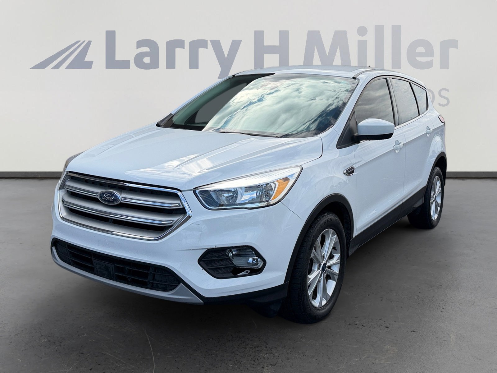 Used 2019 Ford Escape SE image 1