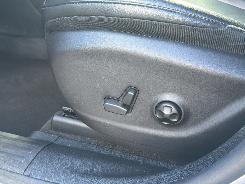 Used 2019 Jeep Cherokee Latitude Plus FWD image 19