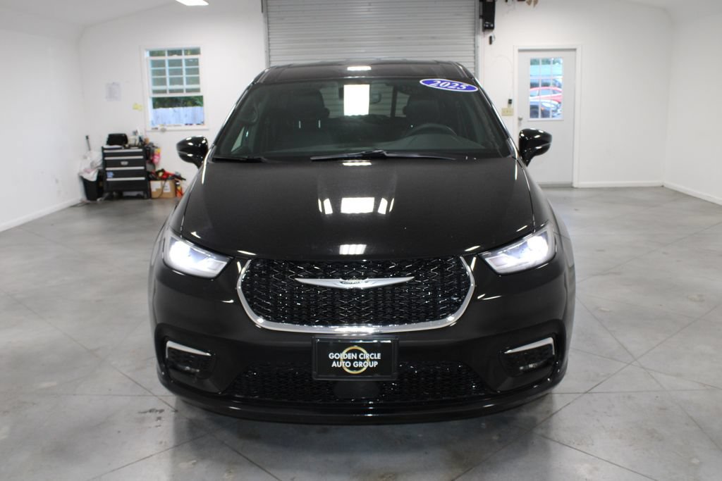Used 2025 Chrysler Pacifica Select FWD image 3