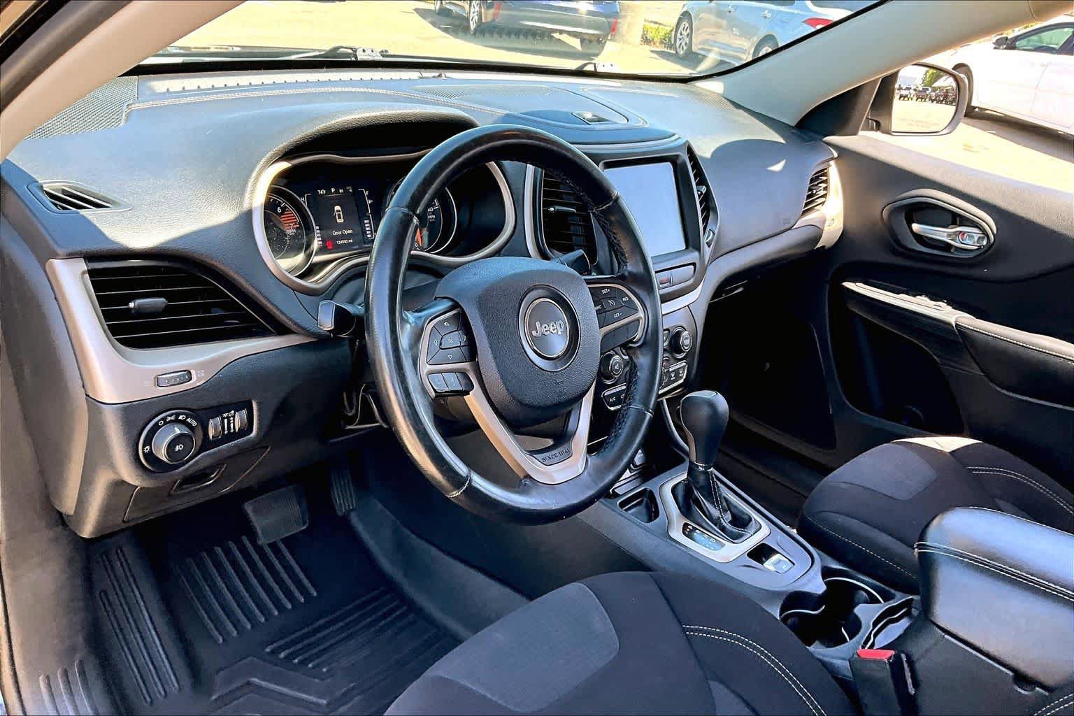Used 2016 Jeep Cherokee Latitude FWD image 17