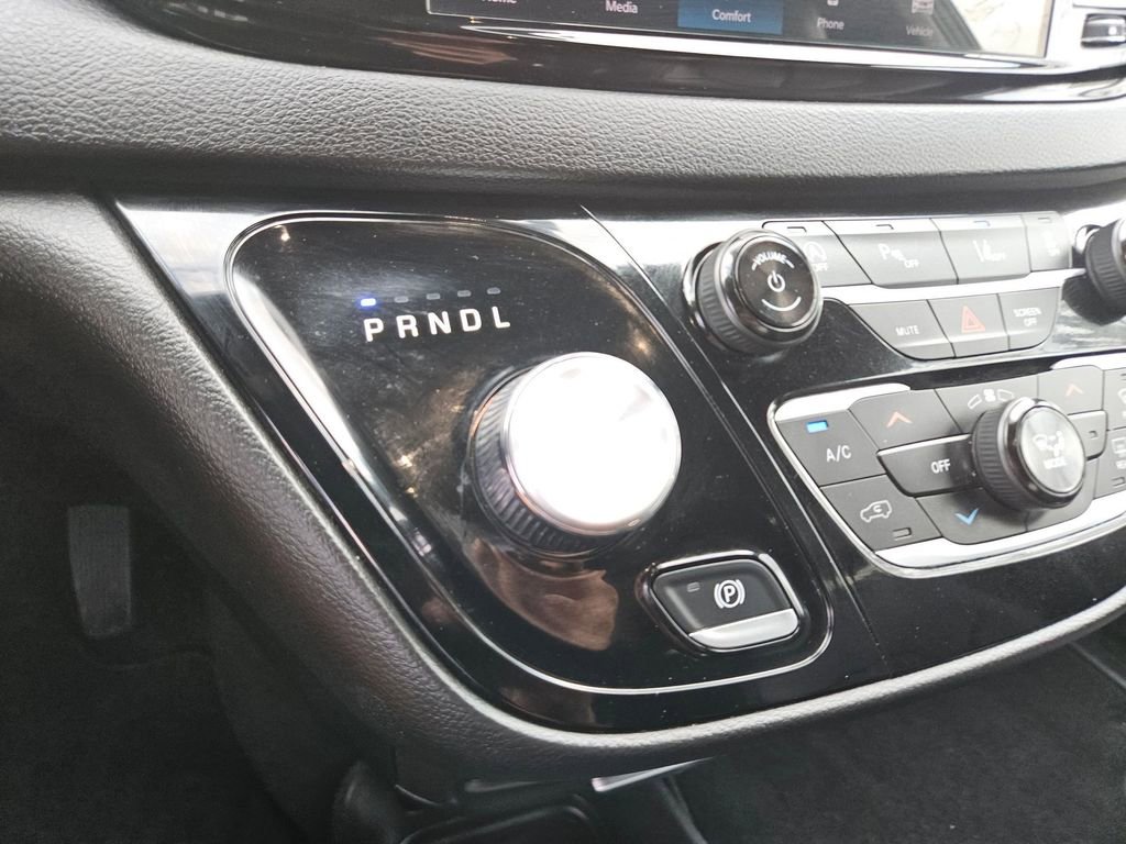 Used 2025 Chrysler Pacifica Select image 27