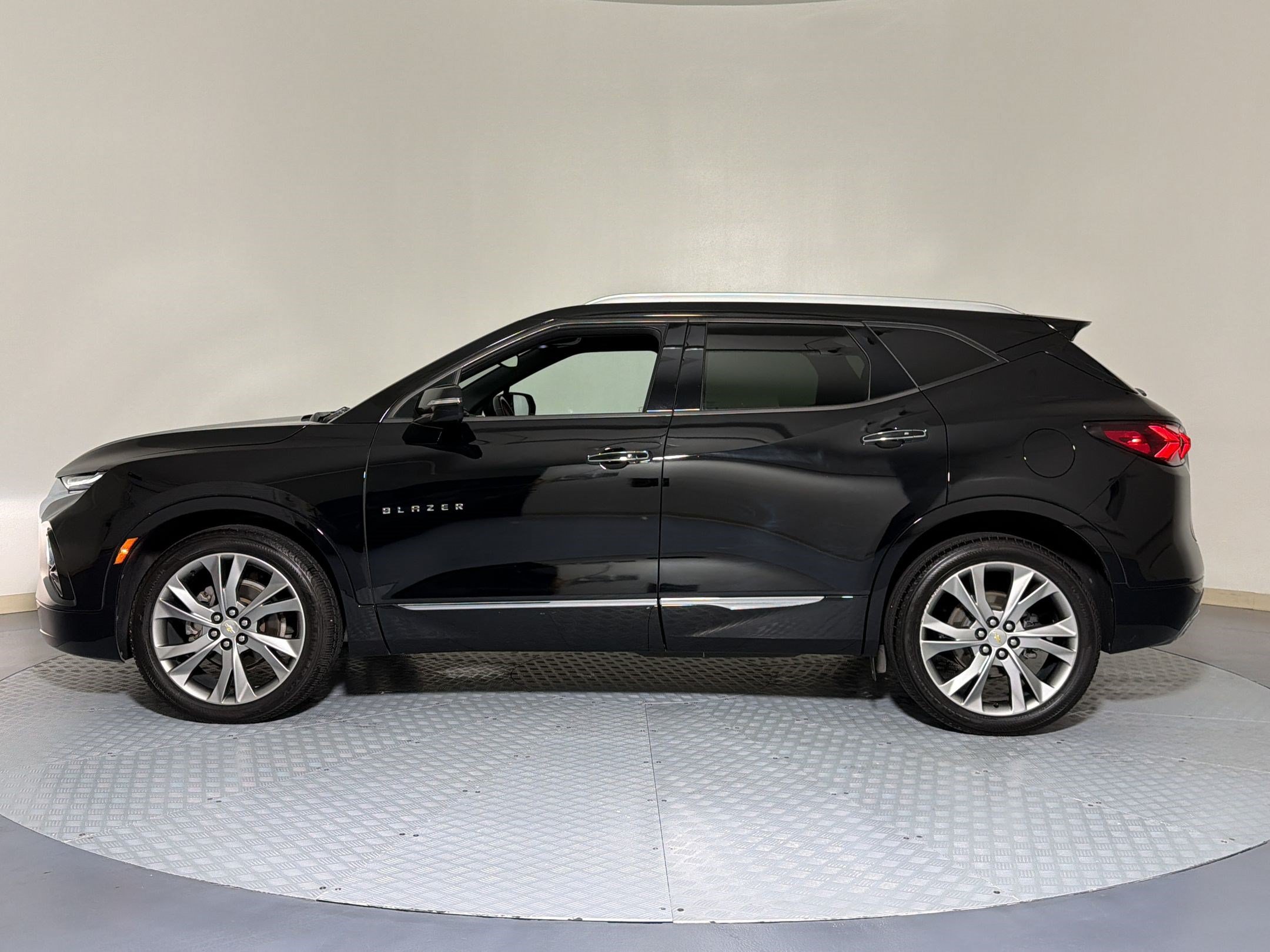 Used 2019 Chevrolet Blazer Premier w/ Sun and Wheels Package AWD/4WD image 2