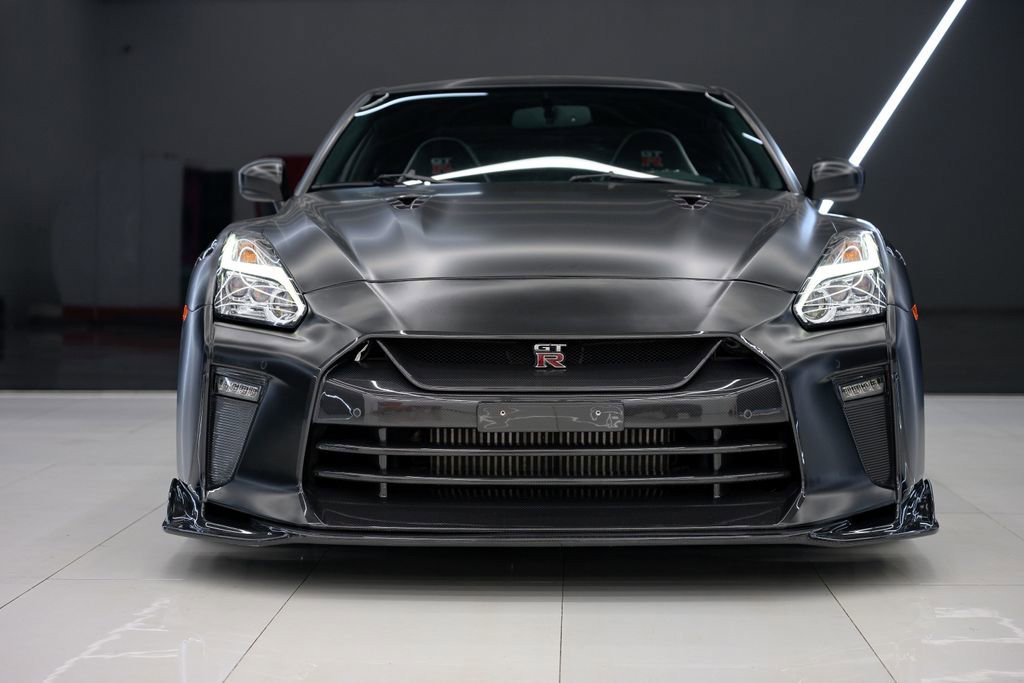 Used 2018 Nissan GT-R Premium image 2