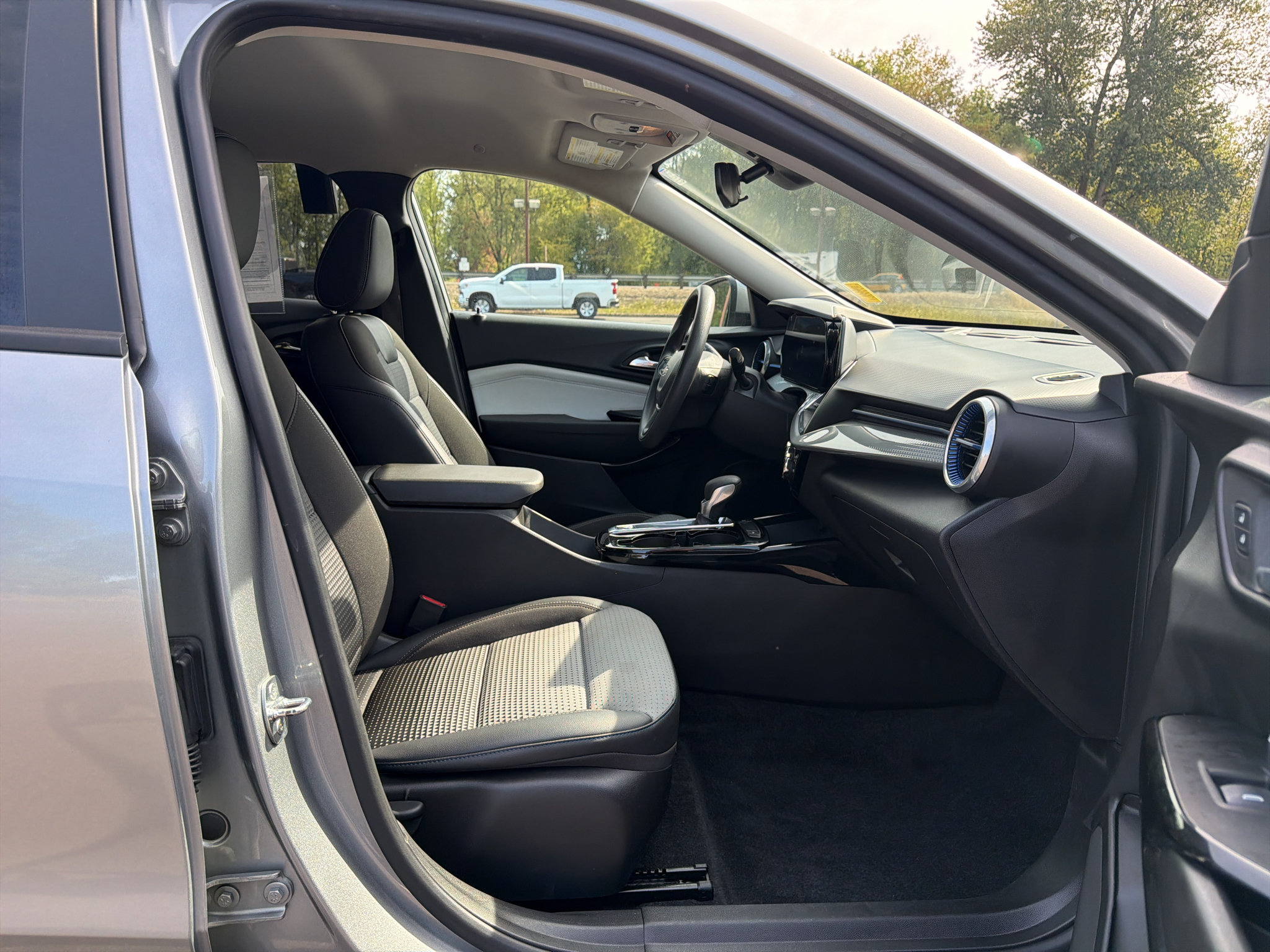 Used 2024 Chevrolet Trax LT FWD image 26