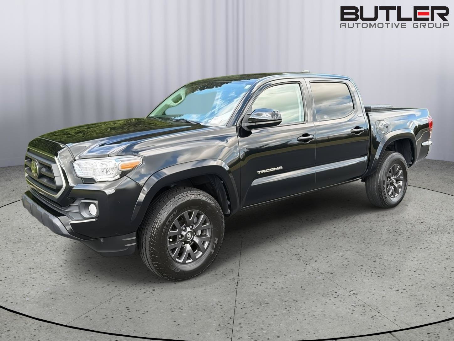 Used 2022 Toyota Tacoma SR5 RWD image 2