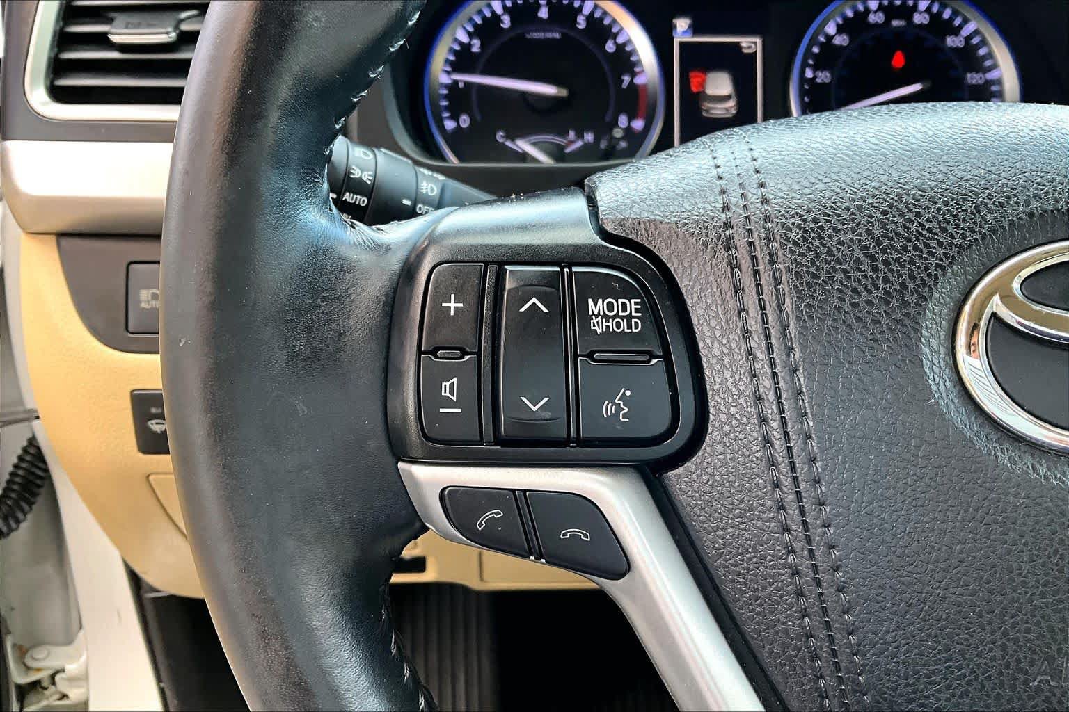 Used 2019 Toyota Highlander XLE AWD/4WD image 23