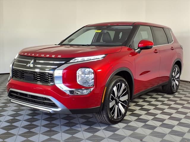 Used 2025 Mitsubishi Outlander SE image 3