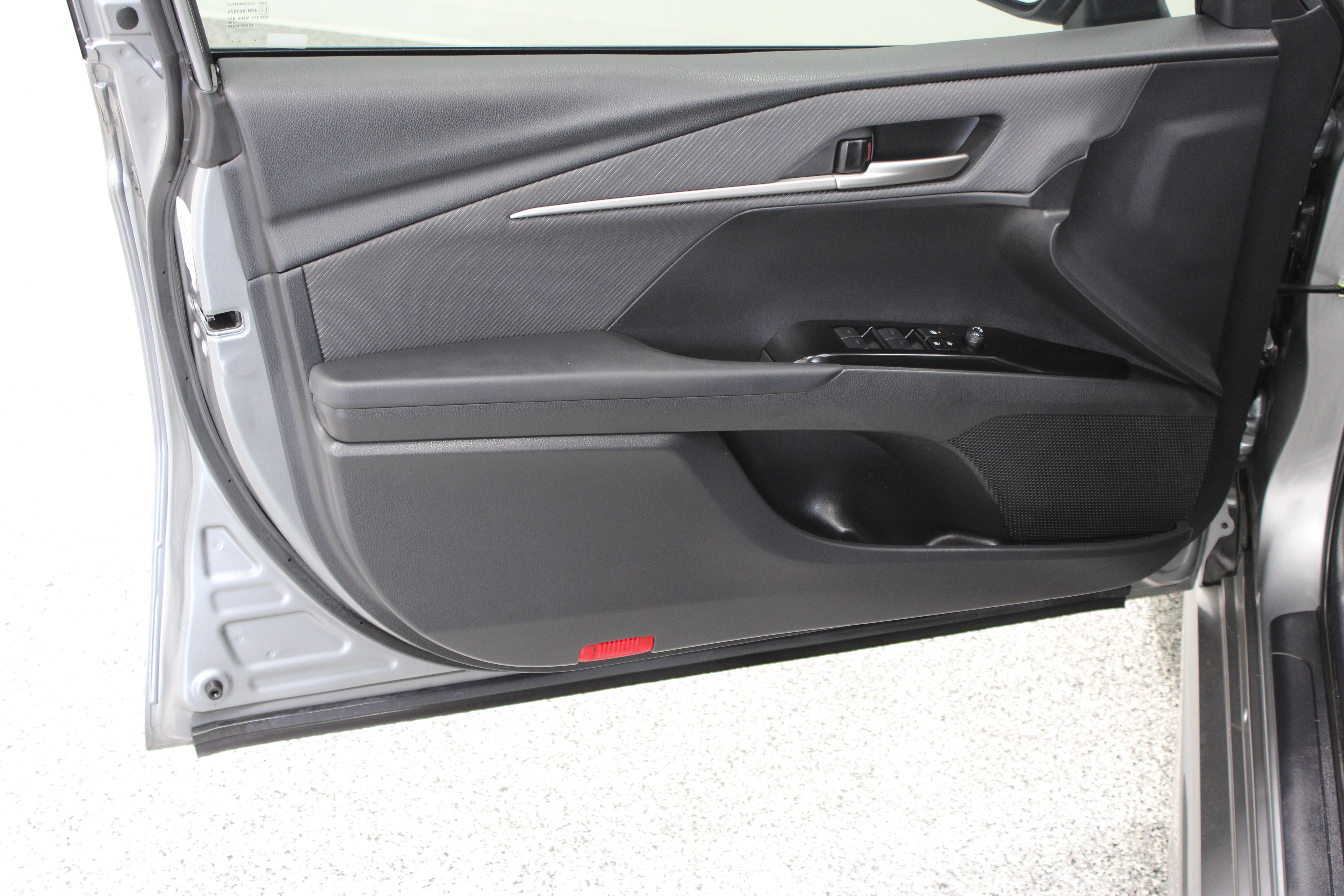 Used 2025 Toyota Camry SE FWD image 12