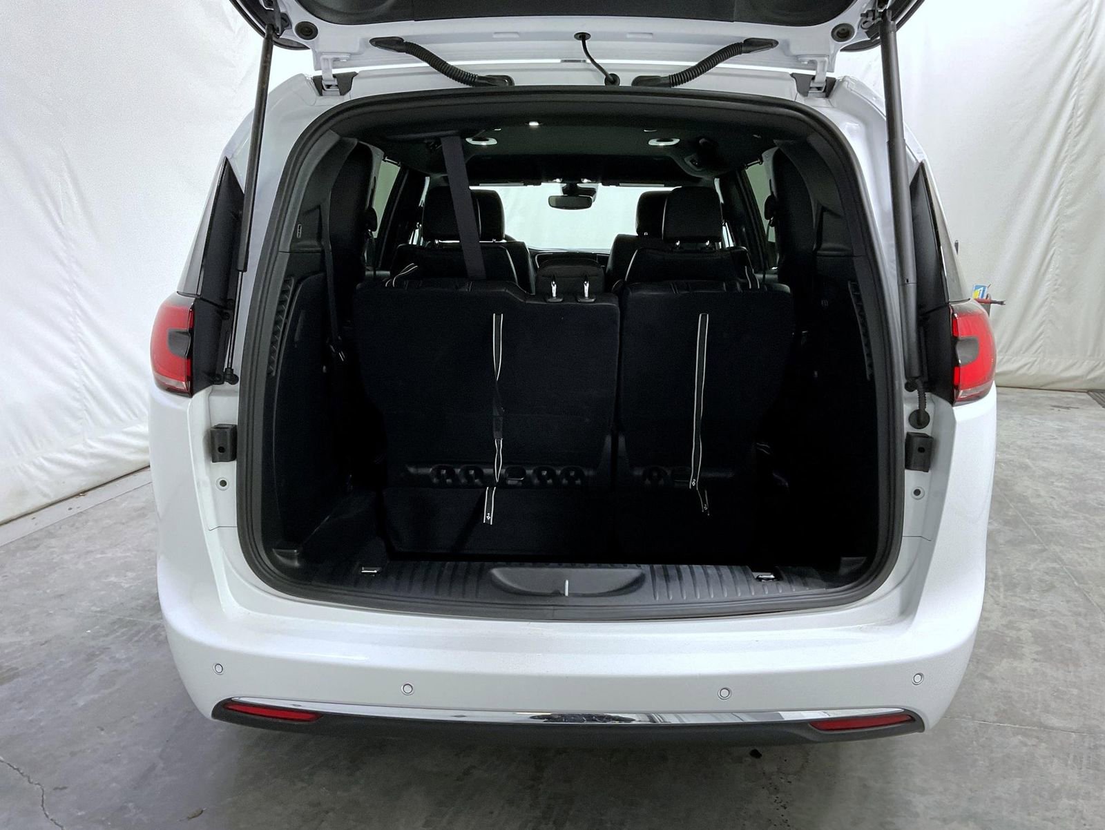 Used 2025 Chrysler Pacifica Select image 9