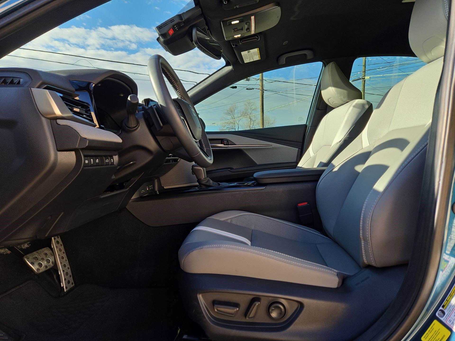 Used 2025 Toyota Camry SE w/ Multimedia Upgrade Package image 16