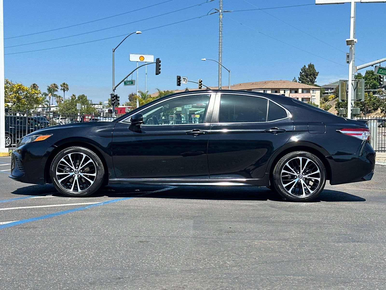 Used 2019 Toyota Camry SE FWD image 2