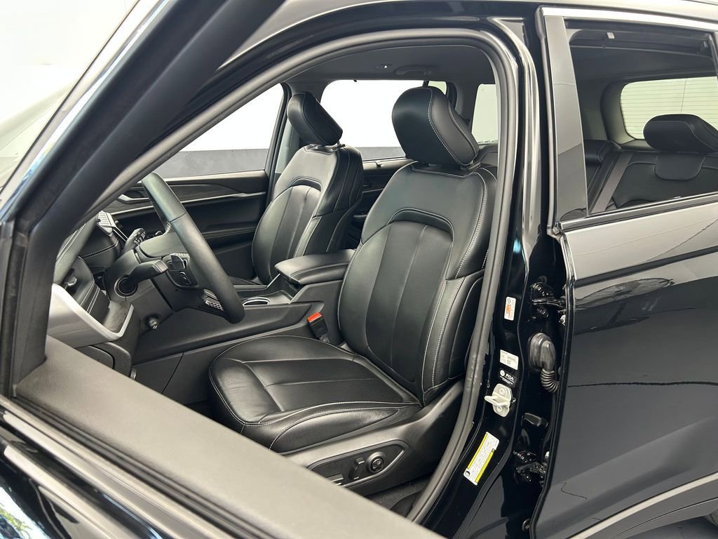 Used 2024 Jeep Grand Cherokee Limited w/ Luxury Tech Group II image 10