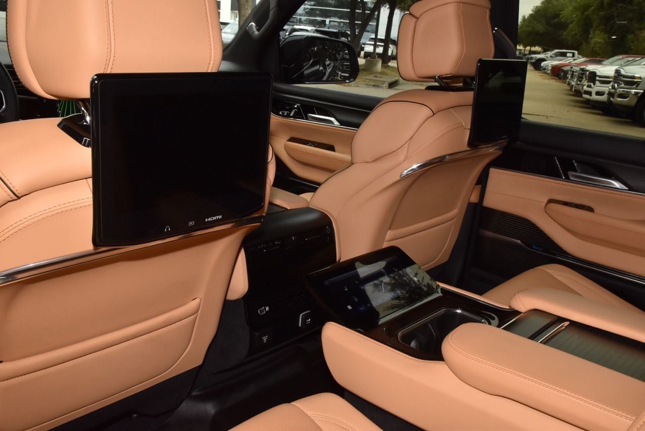 Used 2024 Jeep Grand Wagoneer Series III w/ Rear Seat Video Group 1 AWD/4WD image 19