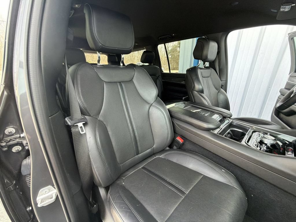 Used 2022 Jeep Wagoneer Series III AWD/4WD image 28