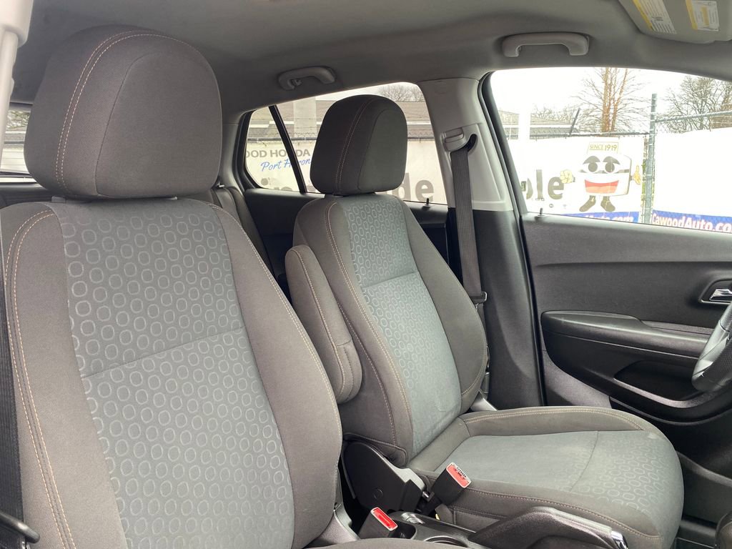Used 2020 Chevrolet Trax LS w/ Tint and Cruise Package FWD image 15