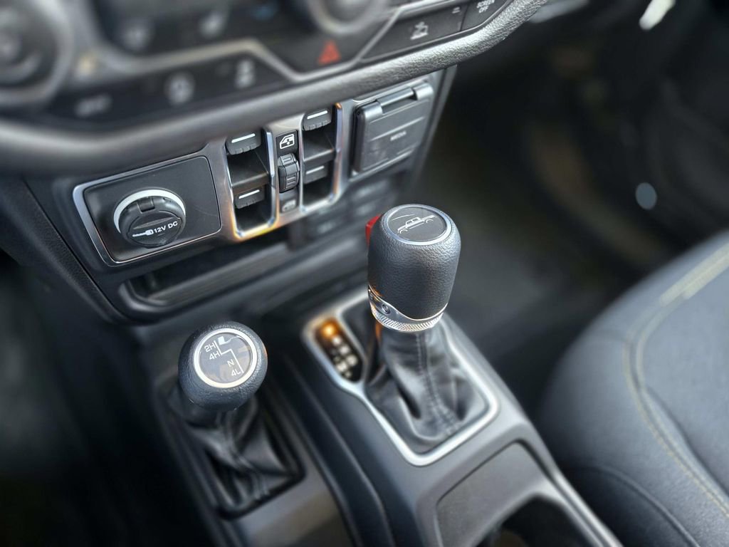 Certified 2025 Jeep Gladiator Sport image 30