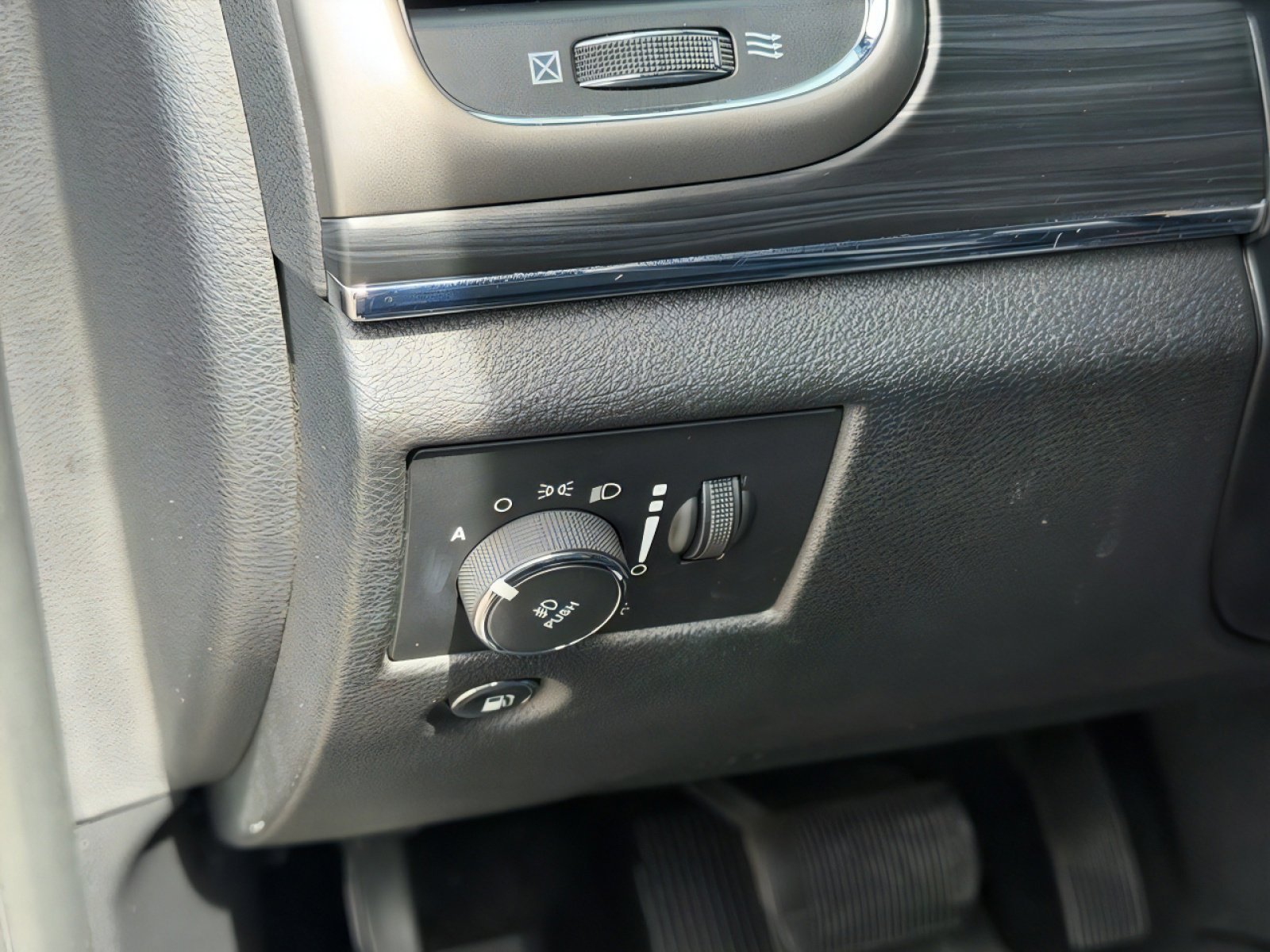Used 2019 Jeep Grand Cherokee Limited image 19
