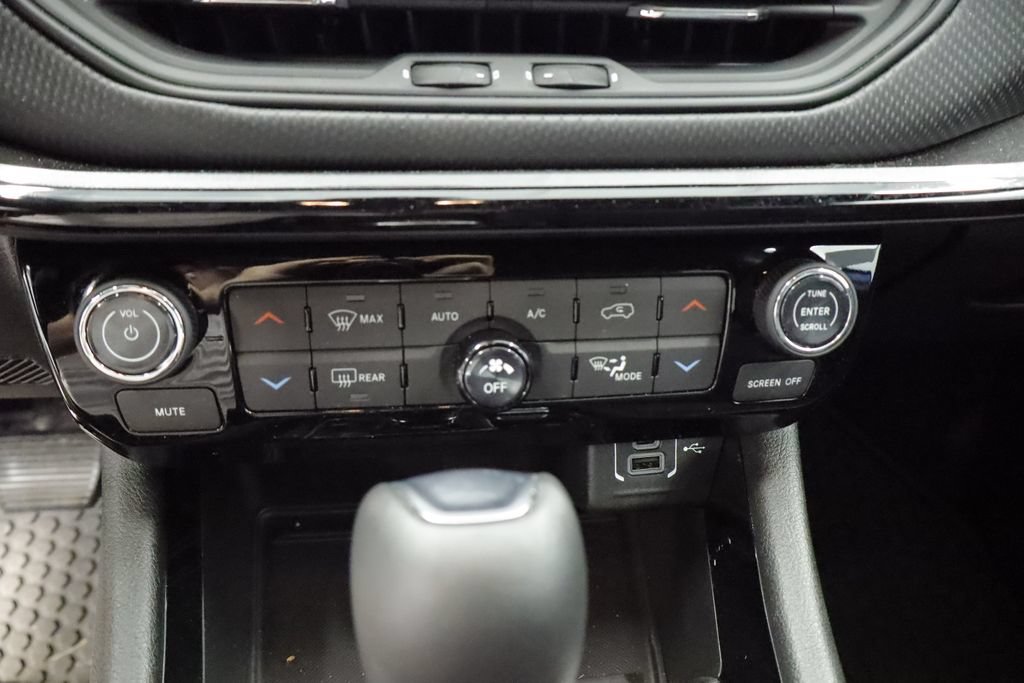 Certified 2026 Jeep Compass Latitude w/ Quick Order Package 29K AWD/4WD image 24
