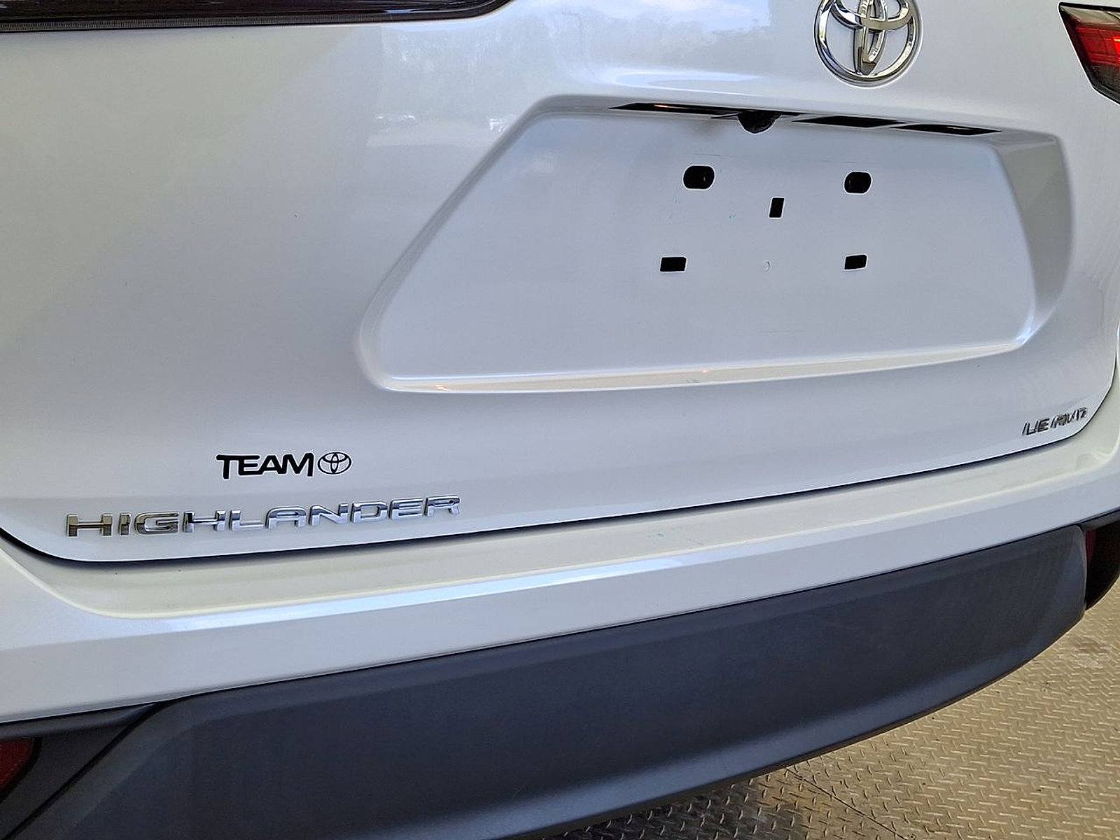 Used 2022 Toyota Highlander LE AWD/4WD image 23