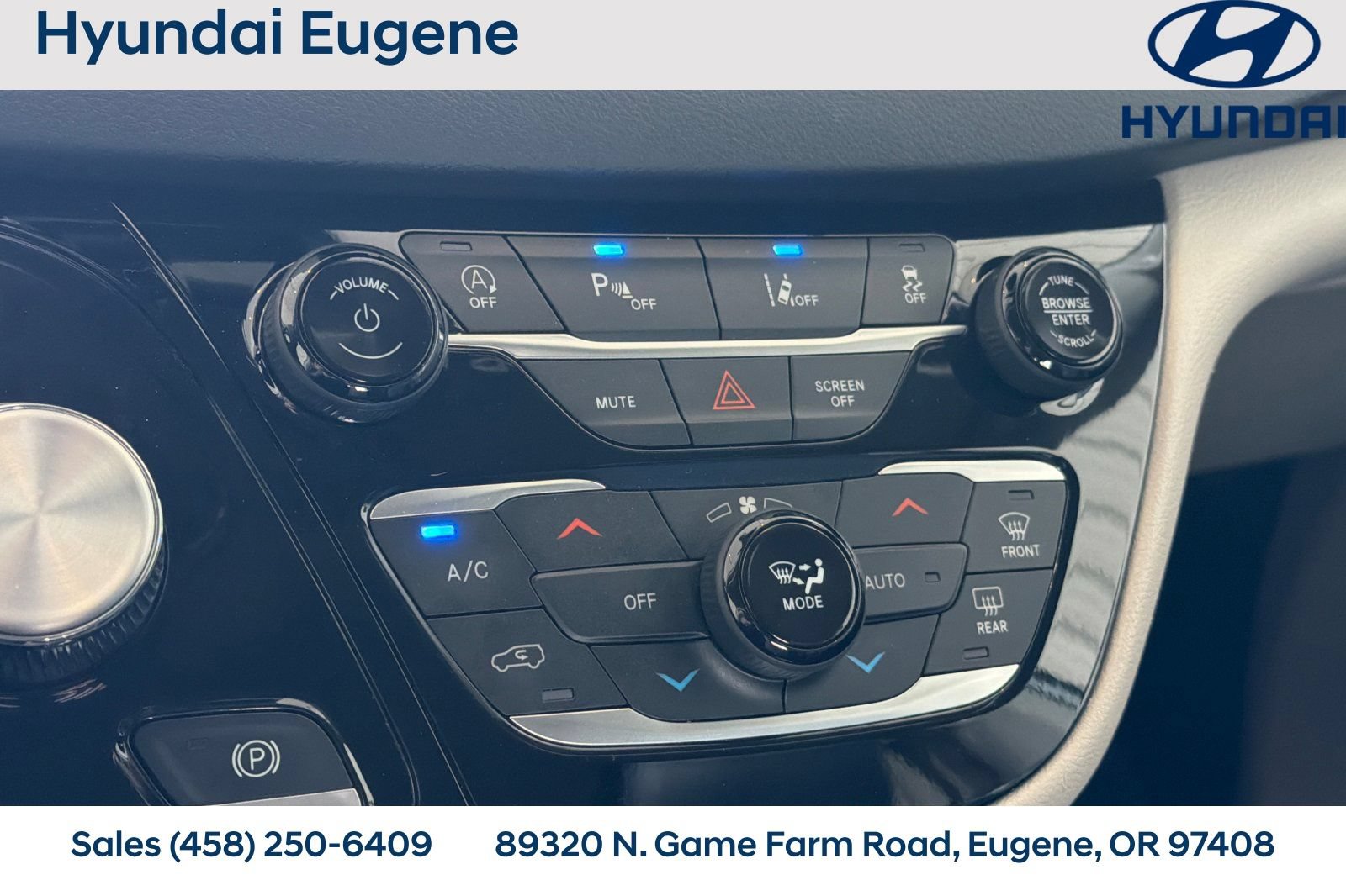 Used 2023 Chrysler Pacifica Touring-L FWD image 25