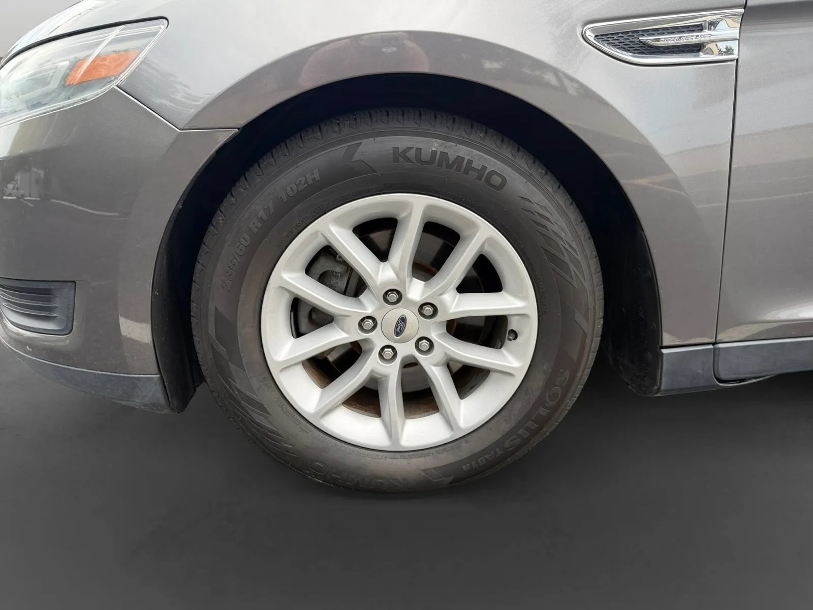 Used 2014 Ford Taurus SE FWD image 9