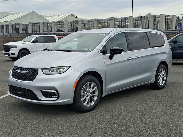 New 2026 Chrysler Pacifica Select image 2