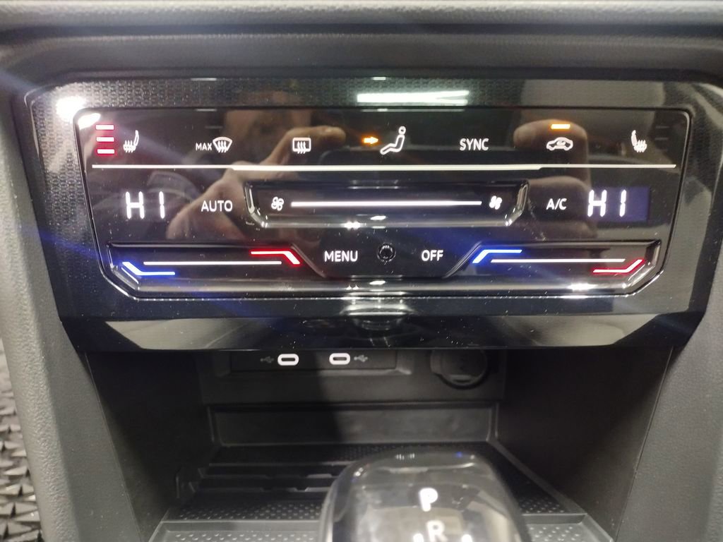 New 2025 Volkswagen Taos SE image 28