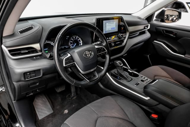 Used 2023 Toyota Highlander LE AWD/4WD image 3
