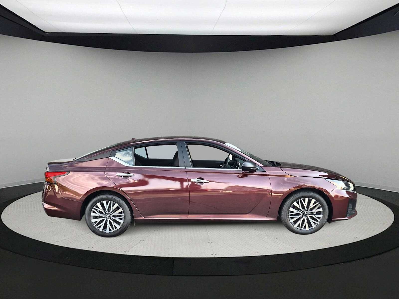 Used 2024 Nissan Altima 2.5 SV FWD image 9
