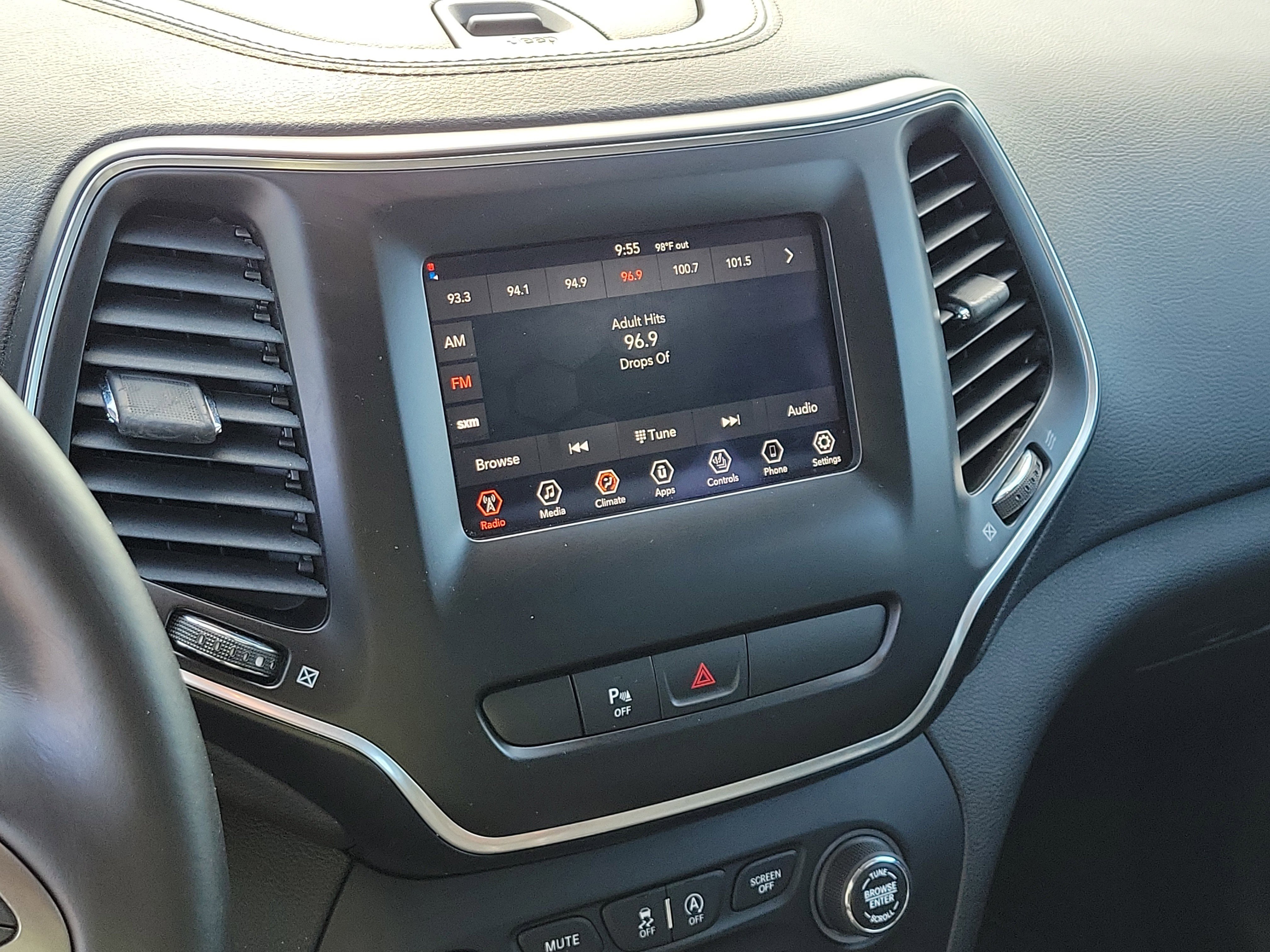 Used 2019 Jeep Cherokee Latitude Plus w/ Cold Weather Group AWD/4WD image 30