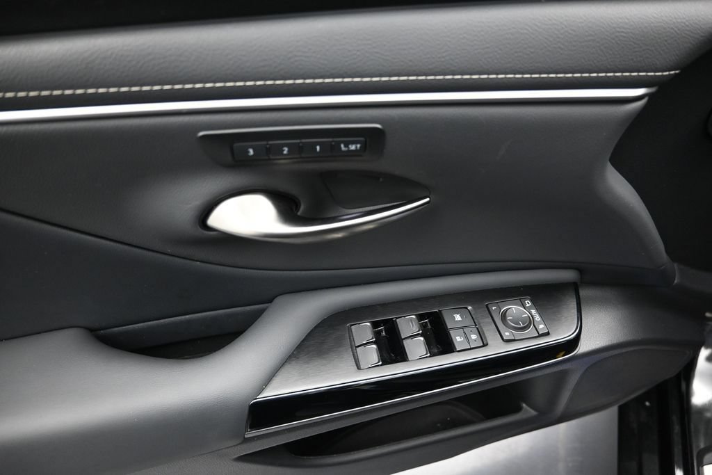Used 2025 Lexus ES 300h w/ Premium Package FWD image 10