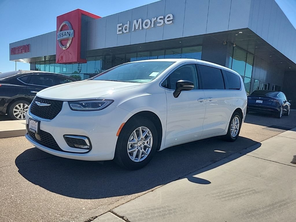 Used 2024 Chrysler Pacifica Touring-L FWD image 1