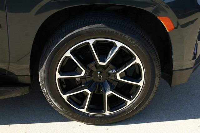 Used 2022 Chevrolet Suburban RST w/ Sport Performance Package image 9