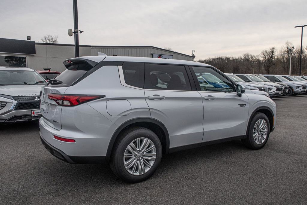 New 2025 Mitsubishi Outlander ES image 10