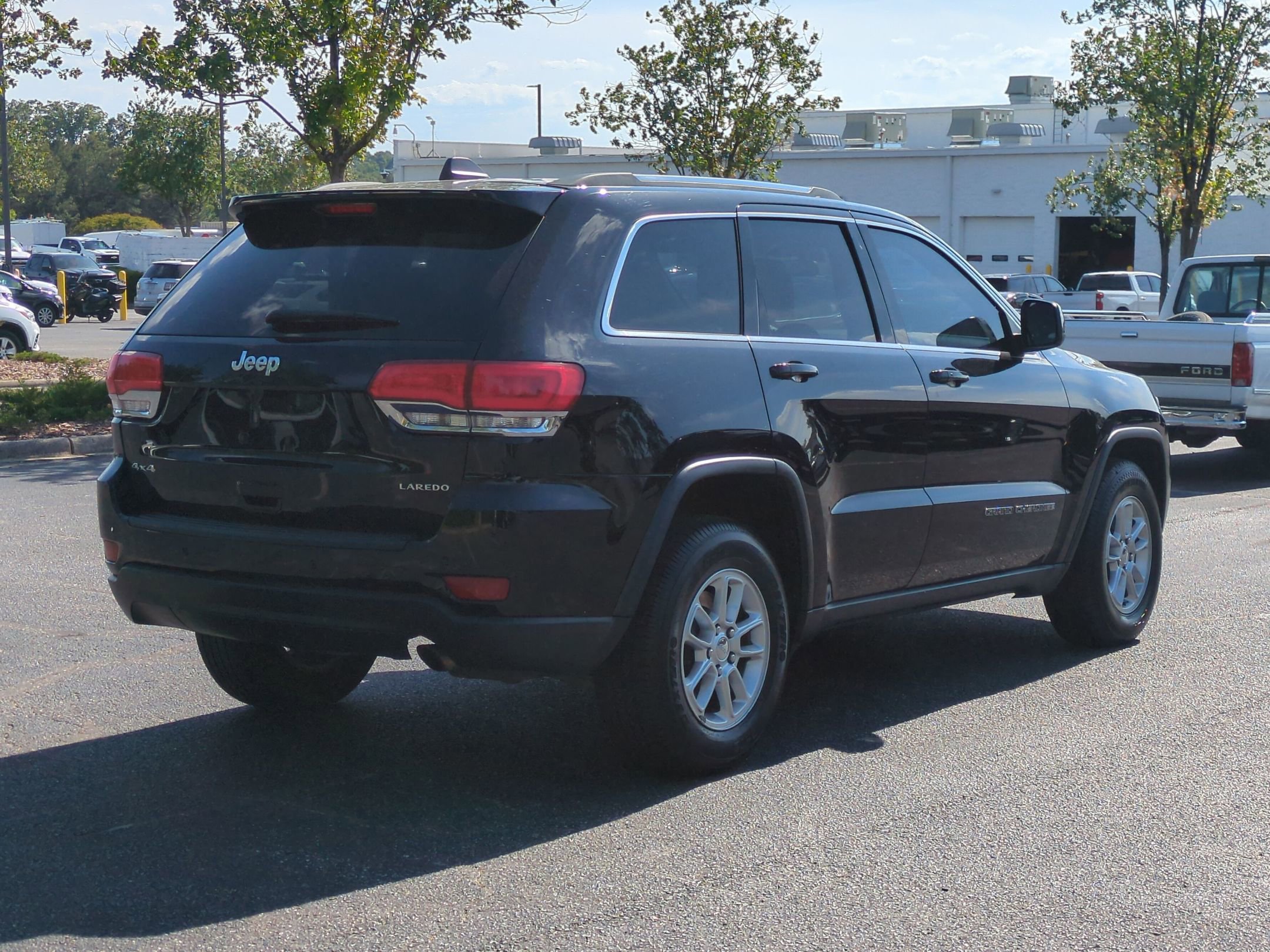 Used 2019 Jeep Grand Cherokee Laredo AWD/4WD image 10