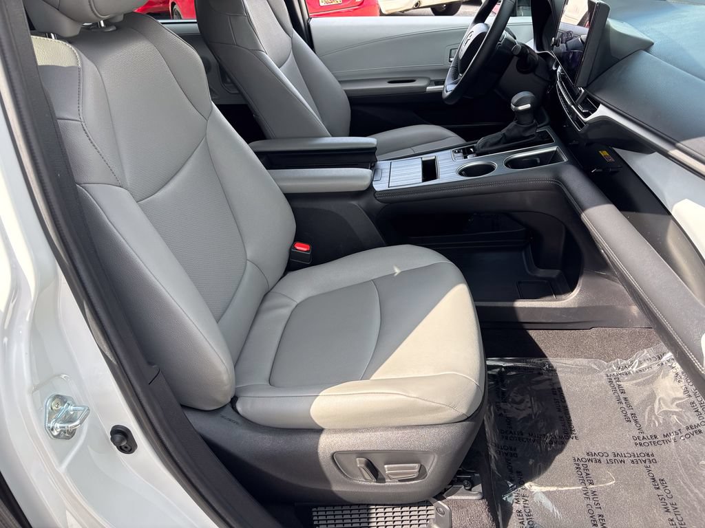 Certified 2026 Toyota Sienna XLE FWD image 37
