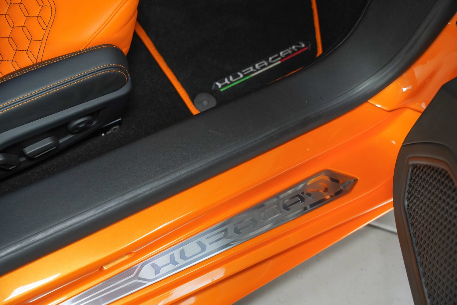 Used 2017 Lamborghini Huracan LP 580-2 RWD image 29