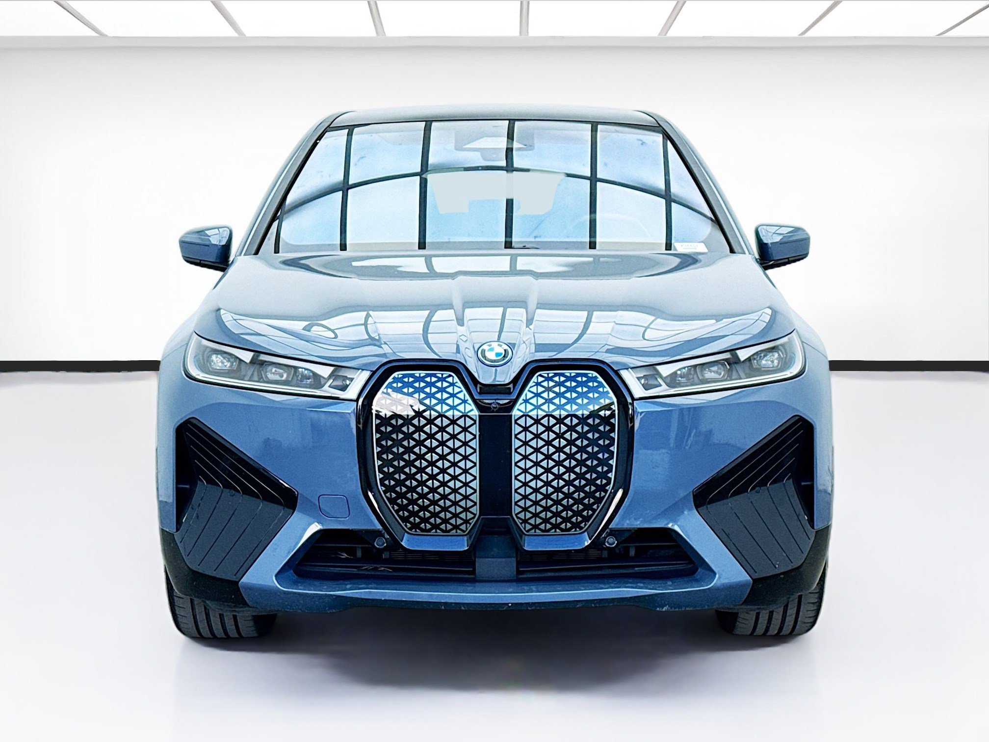 Used 2023 BMW iX xDrive50 w/ Sport Package image 2