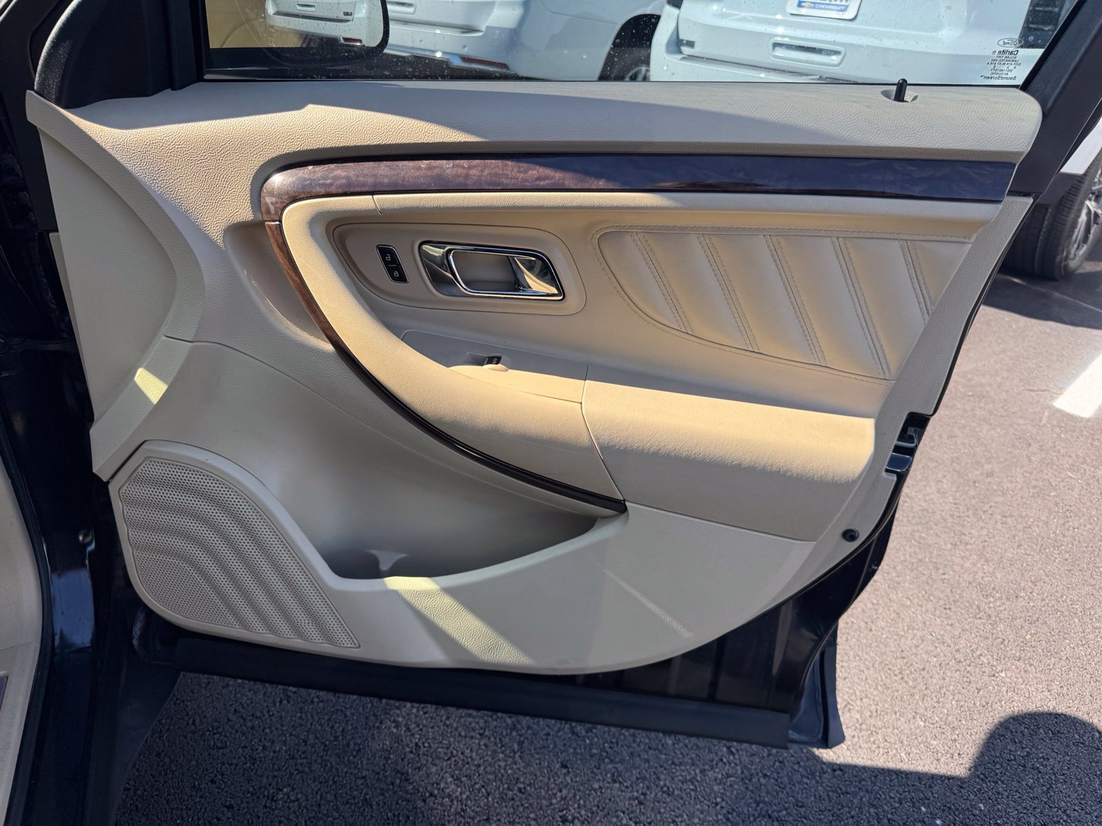 Used 2017 Ford Taurus Limited FWD image 31