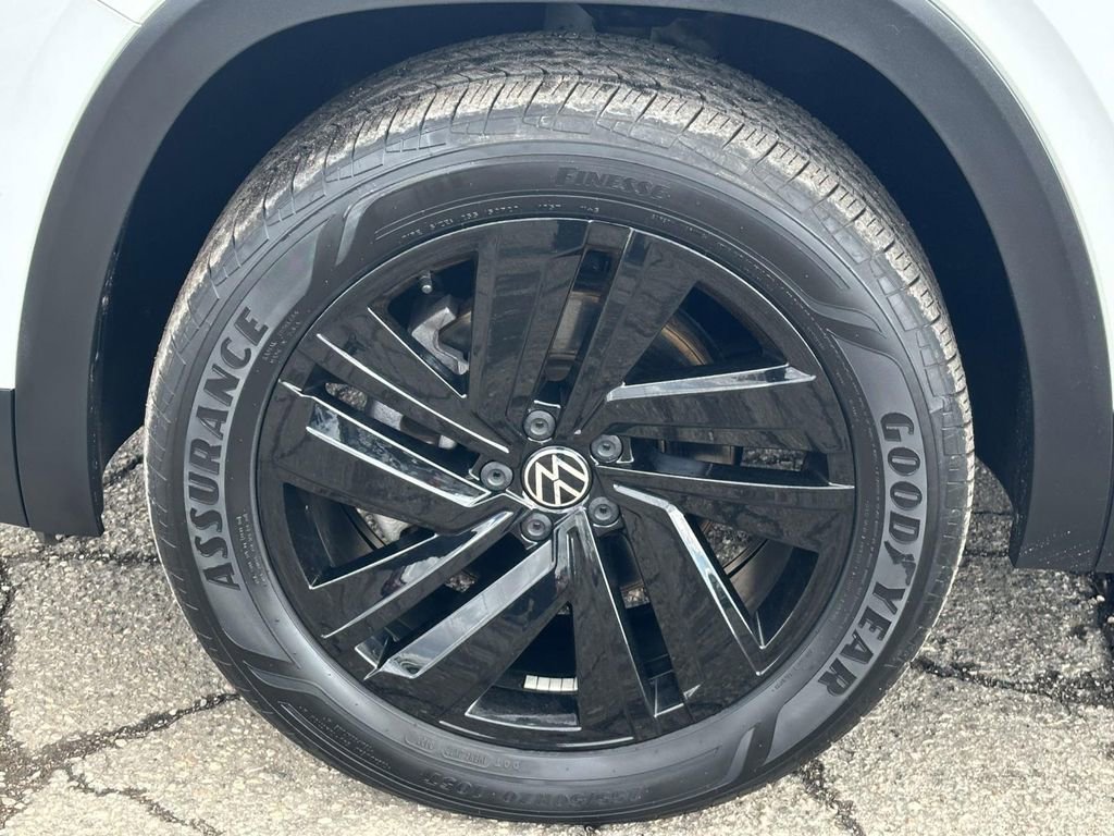 Certified 2023 Volkswagen Atlas Cross Sport SE w/ Black Wheel Package image 9