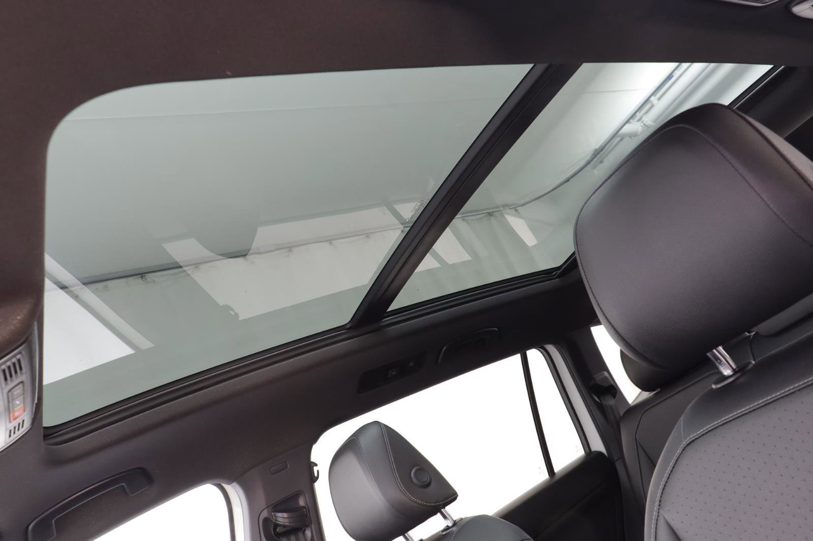 Used 2020 Volkswagen Tiguan SE R-Line image 13