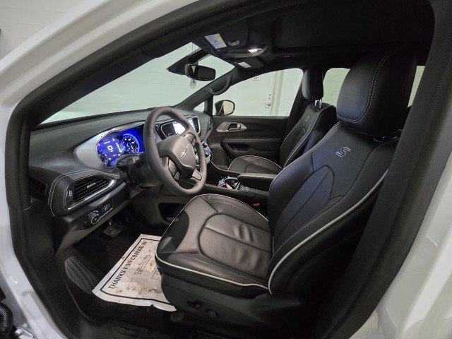 New 2026 Chrysler Pacifica Limited w/ S Appearance Package image 2